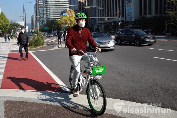 오세훈 서울시장이 따릉이를 시승하고 있다. [사진 / 오훈 기자]