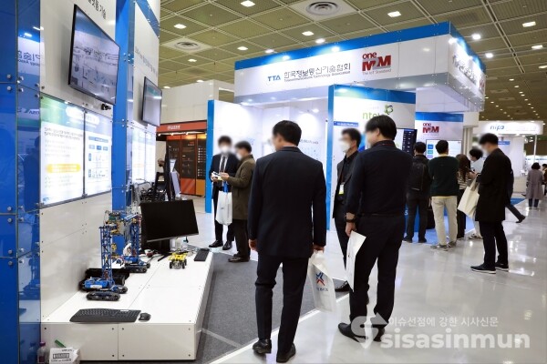 참관객들이 업종별 참가기업 부스를 방문하고 있다. [사진 / 오훈 기자]
