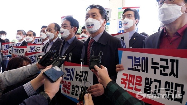 국민의힘 김기현 원내대표, 원내지도부와 당 소속 의원들이 22일 오전 대장동 개발 특혜 의혹에 대한 엄정 수사를 촉구하기 위해 서울 서초구 대검찰청으로 항의 방문해 취재진의 질의를 듣고 있다. 사진 / 이강산 기자