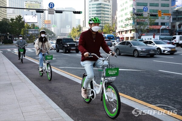 오세훈 서울시장이 22일 오전 서울 중구 서울도시건축전시관 앞 공공자전거(따릉이) 대여소에서 현장 점검을 한 후 시민과 함께 시승하고 있다. [사진 / 오훈 기자]
