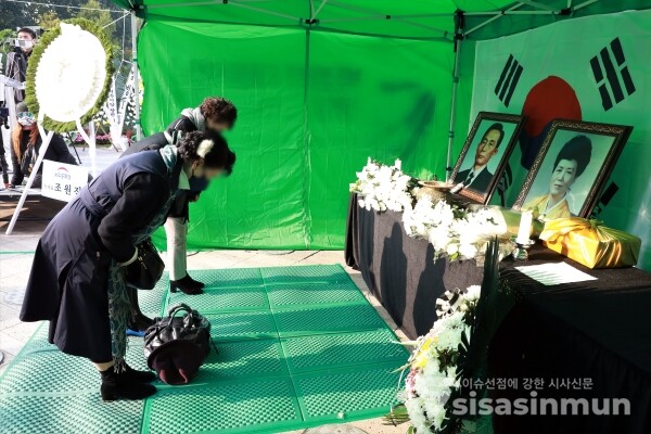 서울광장에 추모 분향소에 시민들이 찾아 추모하고 있다. [사진 / 오훈 기자]