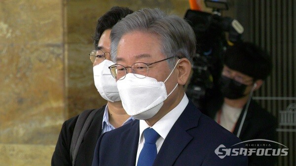 더불어민주당 이재명 대선 후보가 15일 오전 서울 여의도 국회 예결위회의장에서 열린 의원 총회를 마치고 취재진의 질의를 듣고 있다. 사진 / 이강산 기자