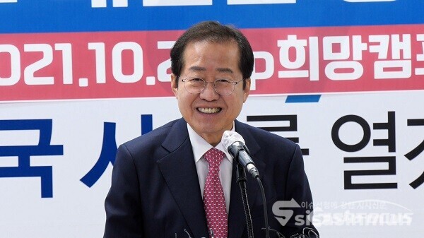 국민의힘 홍준표 대선 예비후보가 27일 오전 서울 여의도 홍준표 캠프에서 외교 대전환 공약 발표하고 취재진의 질의에 답하며 웃고 있다. 사진 / 김기범 기자