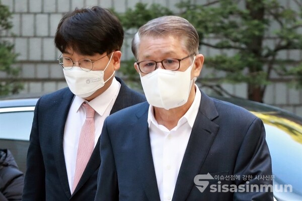 최신원 SK네트웍스 회장이 서울중앙지법에 출석하고 있다. [사진 / 오훈 기자]