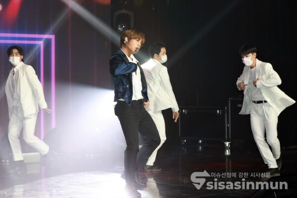 가수 박지훈이 신곡무대를 선보이고 있다. [사진 / 오훈 기자]