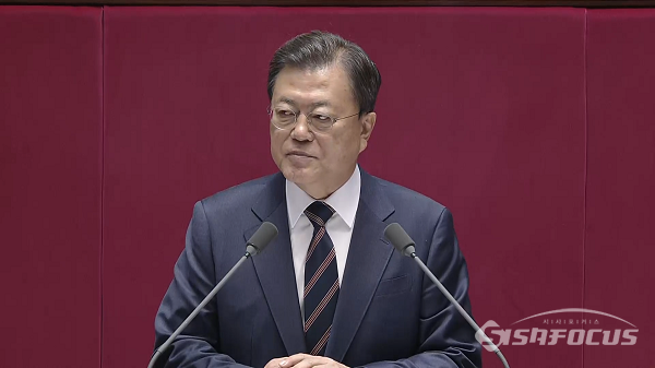 문재인 대통령이 지난 25일 국회 시정연설에서 부동산 정책 실패 책임에 대한 이야기는 쏙 뺀 채 '과제'로 갈음하면서 국민 공분을 샀다. 한 30대 가장은 내집마련은 욕망이 아닌 절실한 의지라고 밝히기도 했다. ⓒ시사포커스DB