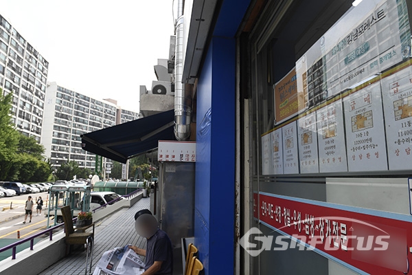 한 아파트단지 상가내 공인중개소 풍경 / ⓒ시사포커스DB