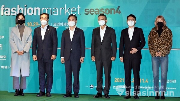 박진규 산업통상자원부 차관, 황범석 롯데쇼핑 백화점사업부 대표, 한준석 한국패션산업협회 회장,김기준 한국섬유산업연합회 부회장, 모델 이현이, 송해나가 기념촬영을 하고 있다. [사진 / 오훈 기자]