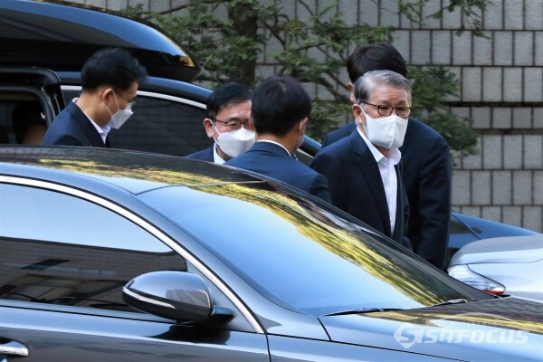 최신원 SK네트웍스 회장이 서울중앙지법에 출석하고 있다. [사진 / 오훈 기자]