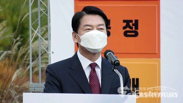 국민의당 안철수 대표가 1일 서울 여의도 국회 잔디광장 분수대 앞에서 제20대 대통령선거 출마 선언식을 하고 있다. 사진 / 이강산 기자