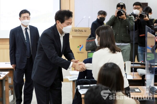 오세훈 서울시장이 취재진과 인사를 나누고 있다. [사진 /오훈 기자]