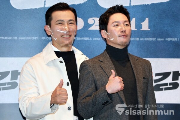 배우 유오성과 장혁이 포토타임을 갖고 있다. [사진 / 오훈 기자]
