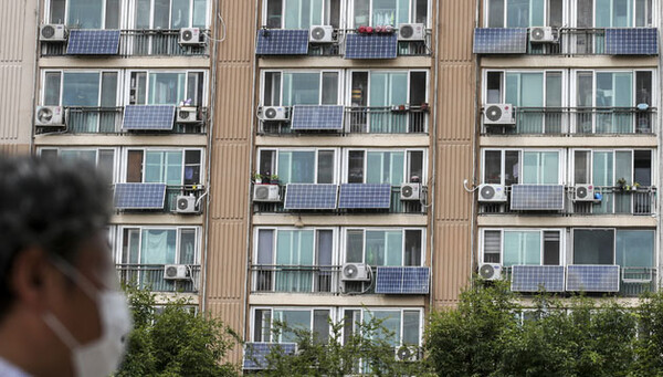 서울 양천구의 한 아파트에 자가용 태양광 패널이 설치되어 있다 / ⓒ뉴시스DB