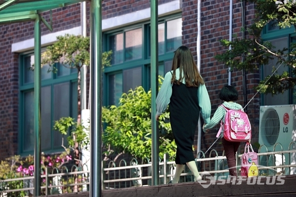 부모의 손을 잡고 등교하는 아이의 모습 / ⓒ시사포커스DB