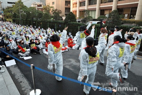 샤넬코리아 지부 노조원들이 결의대회를 하고 있다. [사진 / 오훈 기자]