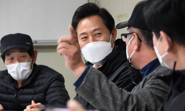 노후단지를 둘러본 후 입주주민들과 대화를 나누는 오세훈 서울시장 모습 / ⓒ서울시 제공