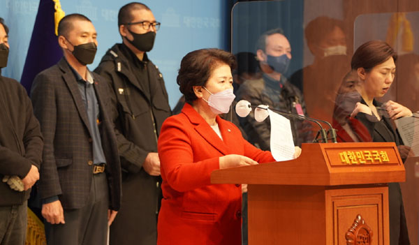 국민의힘 서정숙 의원과 코로나19 백신접종 이상반응 피해자 가족협의회가 12일 오전 국회 소통관에서 코로나19 백신이상반응 피해보상확대 촉구 기자회견을 하고 있다 / ⓒ서정숙 의원실