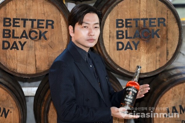 배우 이동휘가 포즈를 취하고 있다. [사진 / 오훈 기자]