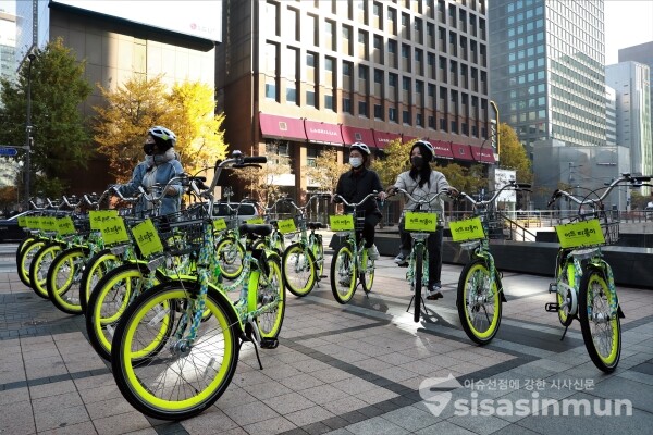 시민들이 '아트 따릉이'를 시승해 보고 있다. [사진 / 오훈 기자]