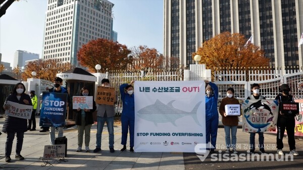 환경운동연합공익법센터 어필·동물권행동 카라·시민환경연구소·시셰퍼트 코리아·핫핑크돌핀스 등 관계자들이 기자회견을 하고 있다. [사진 /오훈 기자]