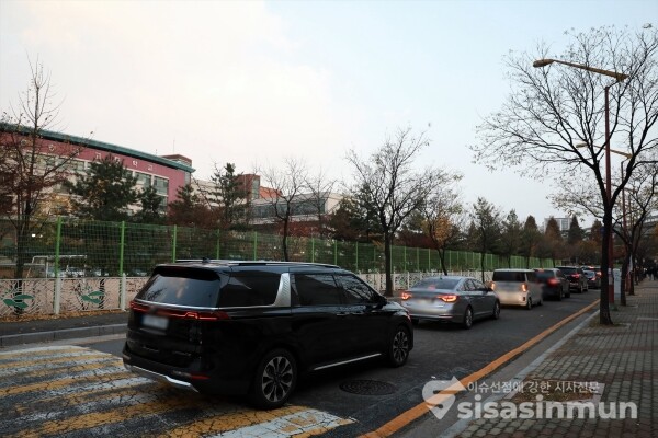 수험생들을 태운 차량들이 시험장으로 향하고 있다. [사진 / 오훈 기자]