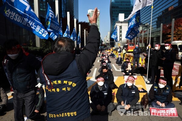 삼성화재노동조합·한국노동조합총연맹·전국금속노동조합연맹 관계자들이 결의대회를 하고 있다. [사진 / 오훈 기자]