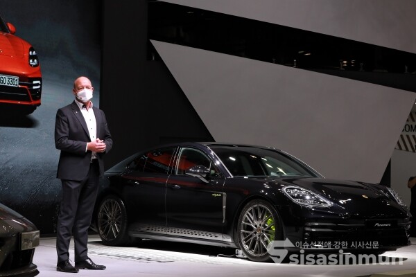 토마스 프리무스 포르쉐 파나메라 제품 라인 총괄이 제품에 대해 설명하고 있다. [사진 /오훈 기자]