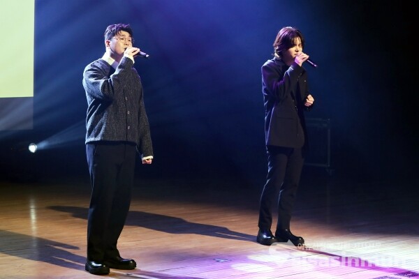 2F(신용재, 김원주)가 신곡무대를 선보이고 있다. [사진 / 오훈 기자]