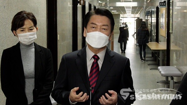 국민의당 안철수 대선 후보가 25일 서울 여의도 국회에서 '아이키우기 좋은 나라, 여성이 안전한 나라' 라는 주제로 청년 공약 5호 공약 발표를 마치고 밖으로 나와 기자의 질의에 답하고 있다. 사진 / 김기범 기자