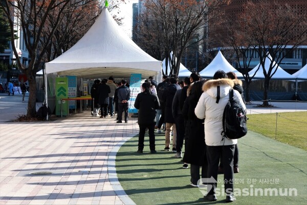 시민들이 줄을 서 대기하고 있다. [사진 /오훈 기자]