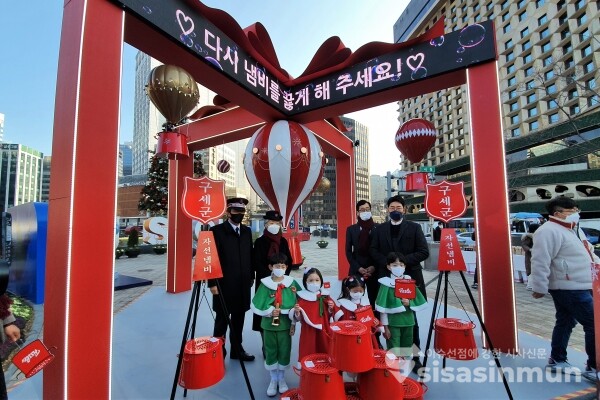 장만희 구세군 사령관을 비롯해 이경우 휘슬러코리아 대표, 휘슬러 브랜드 엠버서더 박준우 셰프, 어린이 모델들이 기념촬영을 하고 있다. [사진 / 오훈 기자]