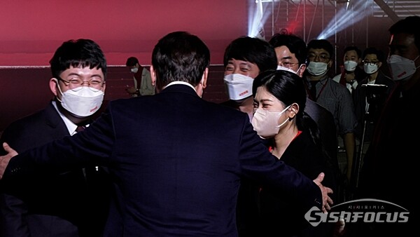 6일 열린 국민의힘 선대위 출범식에서 윤석열 후보가 이준석 대표와 함께 고3 김민규 학생(좌)과 대학졸업반 백지원 학생(우)에게 찬사를 보내며 격려했다. 사진 / 이강산 기자