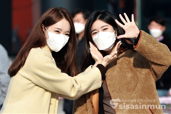 다비치(이해리, 강민경)가 포즈를 취하고 있다. [사진 / 오훈 기자]