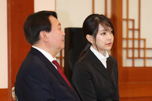 윤석열 전 검찰총장과 부인 김건희 씨가 청와대에서 검찰총장 임명장 수여식을 위해 대기하고 있는 모습. 사진 / ⓒ뉴시스