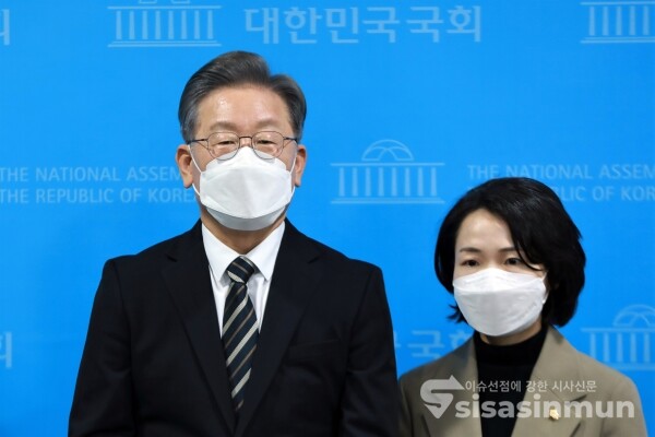 이재명 더불어민주당 대선후보가 취재진의 질문에 답하고 있다. [사진 / 오훈 기자]