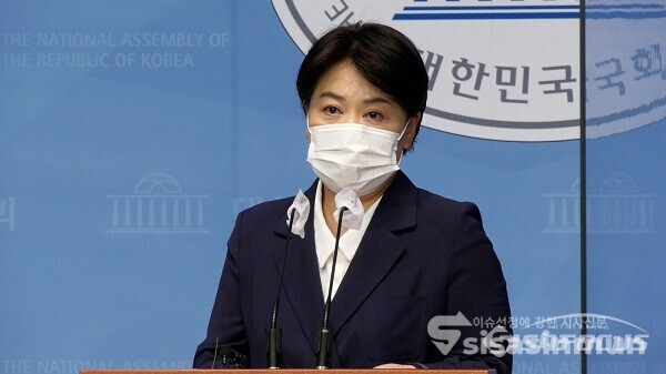 의원직과 대선 예비후보 사퇴를 선언한 국민의힘 윤희숙 의원이 27일 오후 서울 여의도 국회 소통관에서 부친의 부동산 불법거래 의혹과 자신이 관여한 것 아니냐는 의혹에 대해 정면 돌파하는 기자회견을 하고 있다. 사진 / 권민구 기자