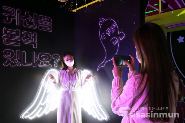 전시관을 찾은 관람객들이 작품을 살펴보고 있다. [사진 /오훈 기자]