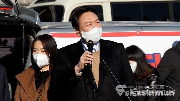 국민의당 윤석열 대선 후보가 13일 서울 여의도 국회 본관 앞에서 개최하는 장애인복지지원본부 전국 릴레이정책투어 출정식 '장문현답-장애인 문제는 현장에 답이 있다' 출정식에 참석해 인사말을 하고 있다. 사진 / 이강산 기자