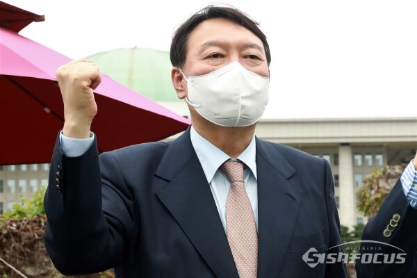 윤석열 국민의힘 대선후보가 주먹을 불끈 쥐고 있다. [사진 / 오훈 기자]