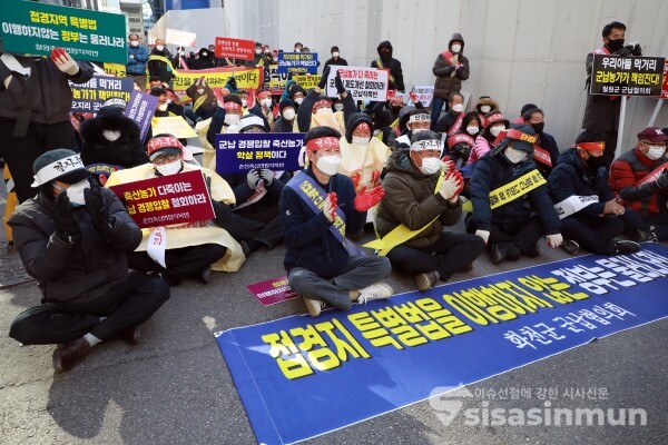 강원도 화천을 비롯해 양구, 인제, 철원, 춘천, 고성 등 접경지역 군납농가 농민들이 항의 시위를 하고 있다. [사진 / 오훈 기자]