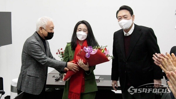 김한길 새시대준비위원장이 20일 오전 서울 여의도 대하빌딩에서 신지예 한국여성정치네트워크 대표를 새시대준비위 수석부위원장으로 영입 환영하며 신지예 대표에게 꽃다발을 전하고 있다. 사진 / 권민구 기자