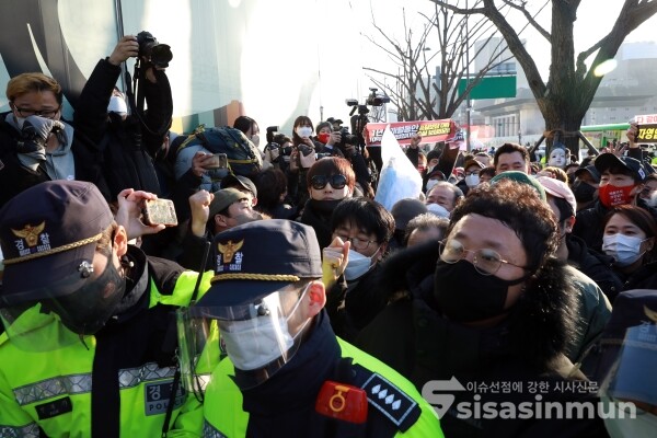 결의대회를 찾은 소상공인·자영업자들이 경찰의 제지를 받고 있다. [사진 / 오훈 기자]