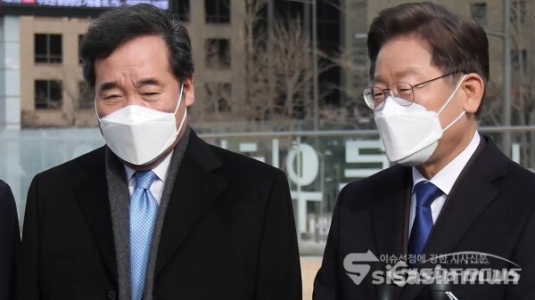 더불어민주당 이낙연 전 대표와 이재명 대선 후보가 23일 서울 중구 한 식당에서 이 후보의 요청으로 이뤄진 오찬 회동을 가진 뒤 기자들과 만나 질의응답하고 있다. 사진 / 김기범 기자