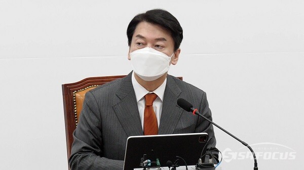 국민의당 안철수 대선 후보가 19일 오전 서울 여의도 국회에서 열린 현 대선시국에 대한 긴급제안 기자회견을 마치고 취재진의 질의에 답하고 있다. 사진 / 권민구 기자