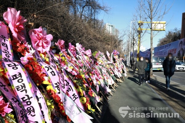 삼성서울병원 주변에 박 전 대통령 격려 화환들 [사진 / 오훈 기자]