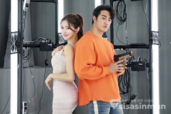 피트니스 모델 신새롬, 이원준이 포즈를 취하고 있다. [사진 / 오훈 기자]