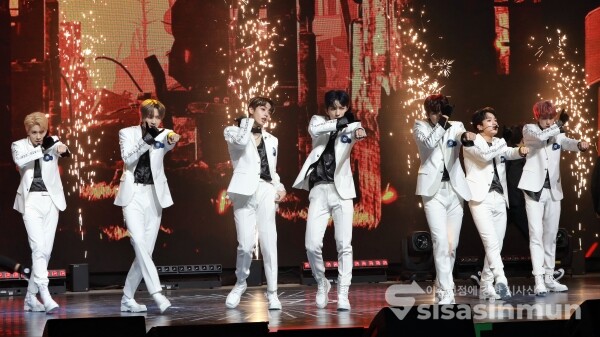 트렌드지가 신곡무대를 선보이고 있다. [사진 /오훈 기자]