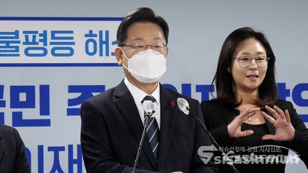 더불어민주당 이재명 대선 후보가 31일 오전 서울 여의도 더불어민주당 중앙당사에서 열린 코로나19 감염병 대응 및 의료불평등 해소를 위한 공공의료 확충 정책공약을 발표하고 있다. 사진 / 권민구 기자