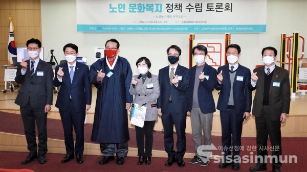 이원욱 국회 과방위원장을 비롯해 강병원 의원, 조정식 의원, 김호일 대한노인회장, 고민정 박사, 김정섭 공주시장 등 내빈들이 기념촬영을 하고 있다. [사진 / 오훈 기자]