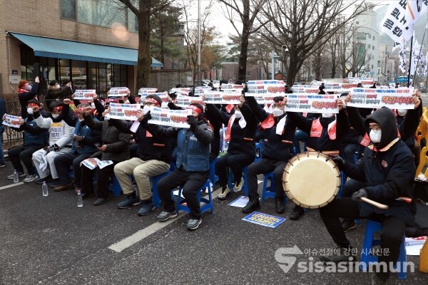 전국택배노동조합 우체국본부 조합원들이 결의대회를 하고 있다. [사진 / 오훈 기자]